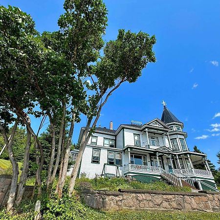 Le Manoir Du Vieux Presbytere Port-Daniel エクステリア 写真