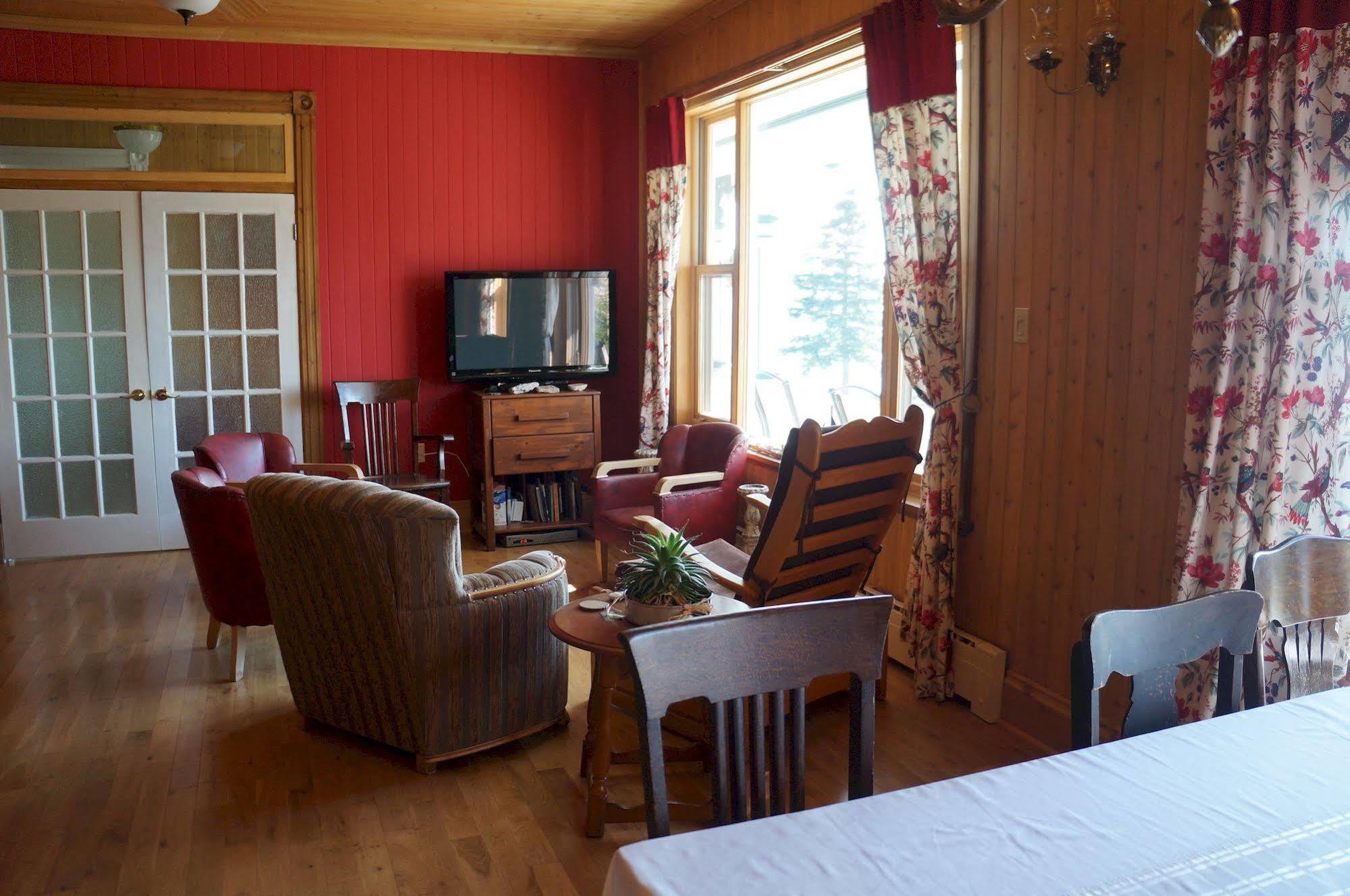 Le Manoir Du Vieux Presbytere Port-Daniel エクステリア 写真