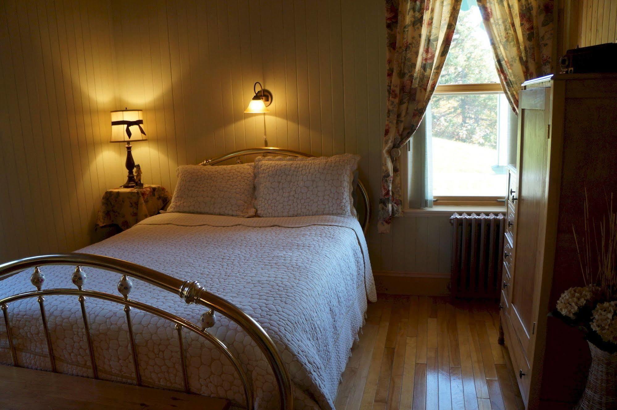 Le Manoir Du Vieux Presbytere Port-Daniel エクステリア 写真