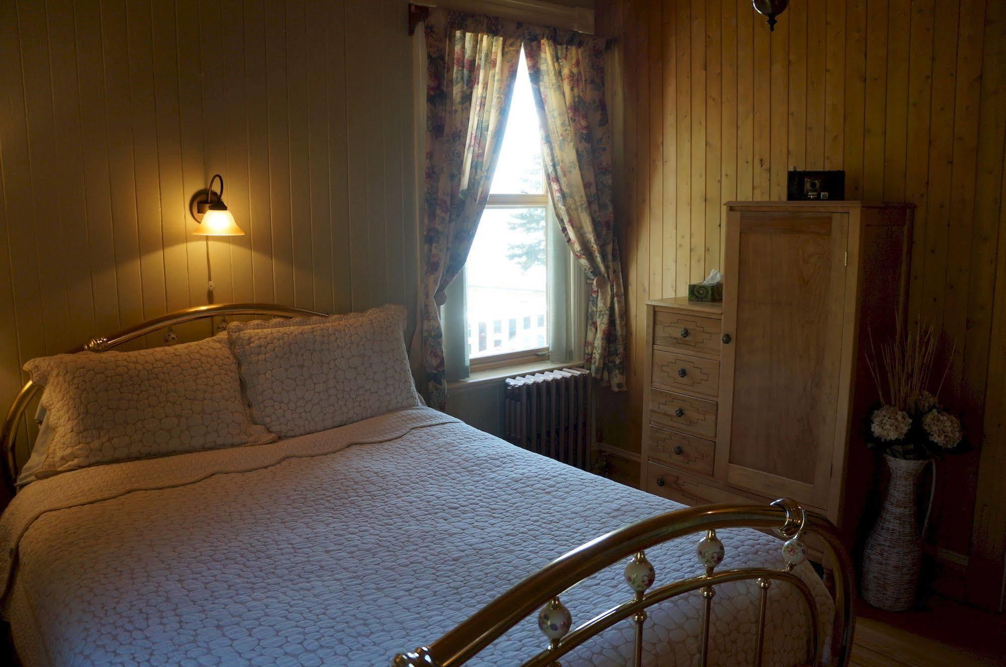 Le Manoir Du Vieux Presbytere Port-Daniel エクステリア 写真